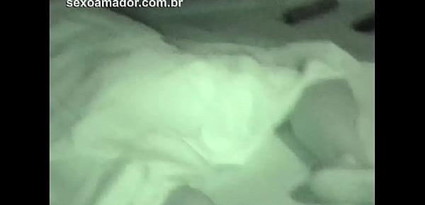  Padrasto entra clandestinamente no quarto da enteada e filma ela dormindo de calcinha